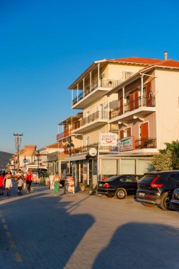 Lefkada, Yunanistan - 10 Ağustos 2025: Lefkada kasabasının Yunanistan 'daki sokak manzarası