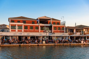 Lefkada, Yunanistan - 10 Ağustos 2025: Lefkada kasabasının Yunanistan 'daki sokak manzarası