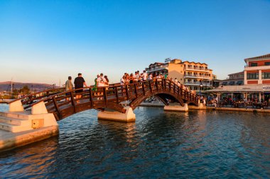 Lefkada, Yunanistan - 10 Ağustos 2025: İyon adası Levkas 'taki Tahta Köprü (Lefkada) gün batımında