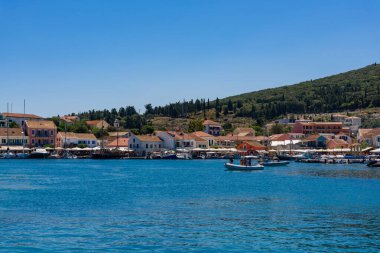 Fiskardo, Yunanistan - 11 Ağustos 2025: Yunanistan 'ın İyon adaları Kefalonya' daki Fiskardo rıhtımı boyunca tekne ve yatlar.