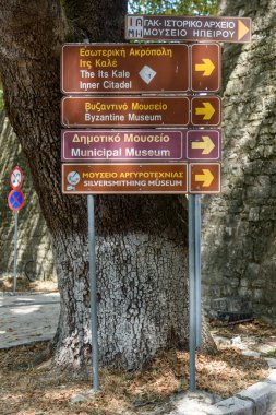 Ioannina, Yunanistan - 21 Ağustos 2025: Yunanistan 'ın Ioannina kentindeki işaret direği