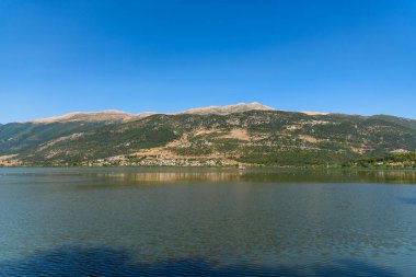 Ioannina, Yunanistan - 21 Ağustos 2025: Yunanistan 'ın Ioannina kenti yakınlarında bir göl