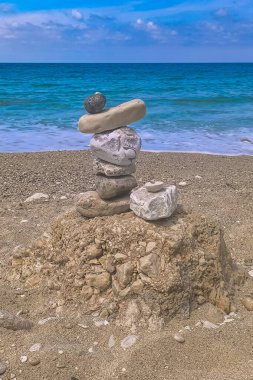 Sahildeki taş kuleden yapılmış. Sahilde dengeli çakıl taşları