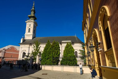 Novi Sad, Sırbistan - 18 Eylül 2025: Kutsal Büyük Şehit George 'un Ortodoks Katedrali (Sırpça: Saborni hram). Kilise 1905 'te 1734' ün harabelerinde tamamlandı..