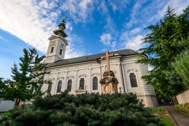 Novi Sad, Sırbistan - 18 Eylül 2025: Kutsal Büyük Şehit George 'un Ortodoks Katedrali (Sırpça: Saborni hram). Kilise 1905 'te 1734' ün harabelerinde tamamlandı..
