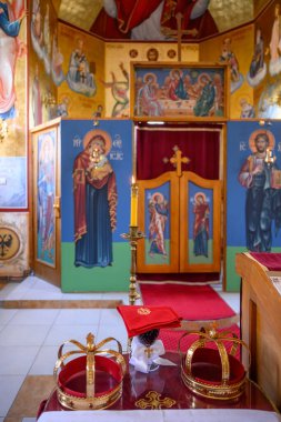 Petrovaradin, Sırbistan - 14 Haziran 2025: Sırbistan 'ın Petrovaradin kentindeki Sırp Ortodoks Kilisesi' nin İçişleri.