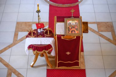 Petrovaradin, Sırbistan - 14 Haziran 2025: Sırbistan 'ın Petrovaradin kentindeki Sırp Ortodoks Kilisesi' nin İçişleri.