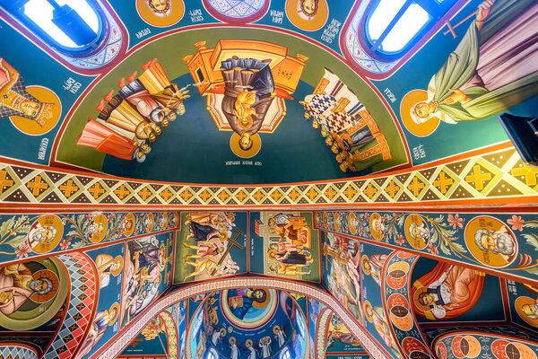 Бачи-Ярак, Сербия - 26 октября 2025 года: Интерьер в церкви Успения Пресвятой Богородицы в Бачи-Яраке