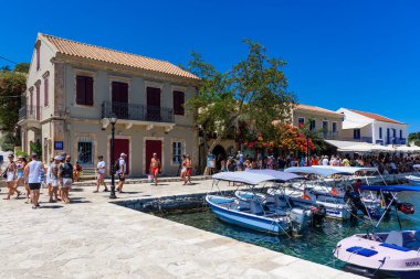 Fiskardo, Yunanistan - 11 Ağustos 2025: Kefalonia adasındaki Fiskardo köyünün sokak manzarası 