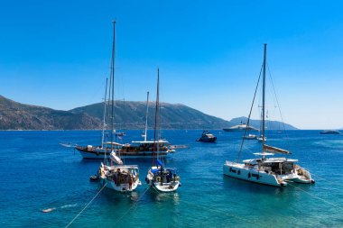 Fiskardo, Yunanistan - 11 Ağustos 2025: Yunanistan 'ın İyon adaları Kefalonya' daki Fiskardo rıhtımı boyunca tekne ve yatlar.