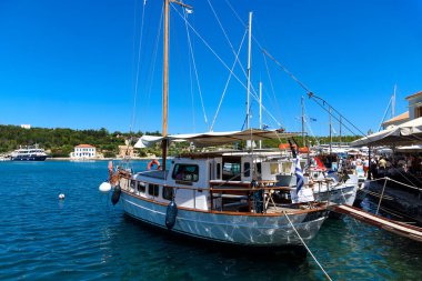 Fiskardo, Yunanistan - 11 Ağustos 2025: Yunanistan 'ın İyon adaları Kefalonya' daki Fiskardo rıhtımı boyunca tekne ve yatlar.