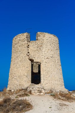 Agios Ioannis sahilindeki eski yel değirmeni, Lefkada, Yunanistan. Yel değirmeninin yıkıntısı.