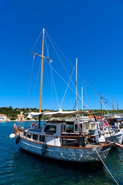 Fiskardo, Yunanistan - 11 Ağustos 2025: Yunanistan 'ın İyon adaları Kefalonya' daki Fiskardo rıhtımı boyunca tekne ve yatlar.