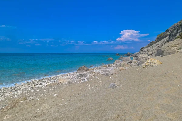 Lefkada 'nın (Levkas) batı kesimindeki ünlü sahil, İyon denizi, Yunanistan.