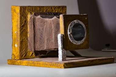 Tahtadan, kartondan ve folyodan yapılmış eski bir kutunun el yapımı modeli.