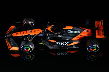 Novi Sad, Sırbistan - 05 Kasım 2025: Formula 1 McLaren 2025 'in izole edilmiş bir model araba oyuncağı