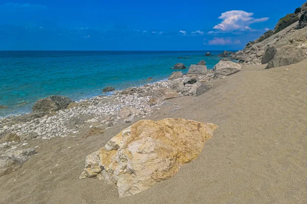 Lefkada 'nın (Levkas) batı kesimindeki ünlü sahil, İyon denizi, Yunanistan.