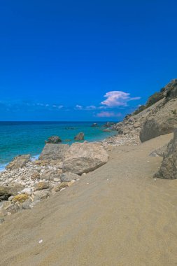 Lefkada (Levkas) adasının batısındaki ünlü sahil, İyon denizi, Yunanistan. Açık denizde küçük bir tekne