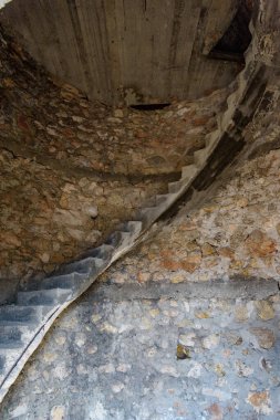 Agios Ioannis sahilindeki eski yel değirmeni, Lefkada, Yunanistan. Yel değirmeninin yıkıntısı.