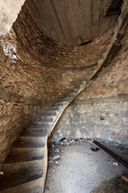 Agios Ioannis sahilindeki eski yel değirmeni, Lefkada, Yunanistan. Yel değirmeninin yıkıntısı.