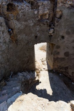 Agios Ioannis sahilindeki eski yel değirmeni, Lefkada, Yunanistan. Yel değirmeninin yıkıntısı.
