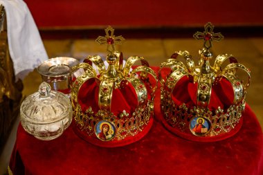 Düğün töreni için iki kron