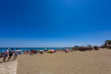 Malaga, İspanya - 02 Ağustos 2024: La Malagueta Sahili - Malaga, Endülüs, İspanya. La Malagueta Plaj Tabelası