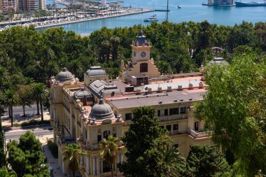 Malaga, İspanya - 06 Ağustos 2024: Ayuntamiento de Malaga, Malaga Belediye Meclisi Binası. İspanya 'nın güneyindeki Mlaga şehrinin belediye binası.. 