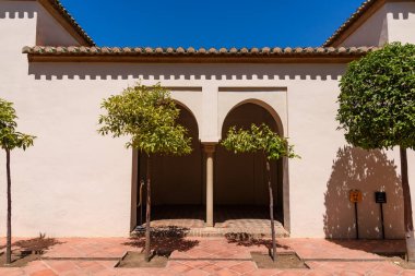 Malaga, İspanya - 06 Ağustos 2024: Malaga 'daki Gibralfaro kalesinin duvarları ve kalesi. Castillo de Gibralfaro.