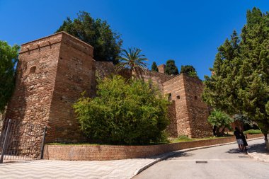 Malaga, İspanya - 06 Ağustos 2024: Malaga 'daki Gibralfaro kalesinin duvarları ve kalesi. Castillo de Gibralfaro.