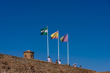 Malaga, İspanya - 06 Ağustos 2024: Malaga 'daki Gibralfaro kalesinin duvarları ve kalesi. Castillo de Gibralfaro.