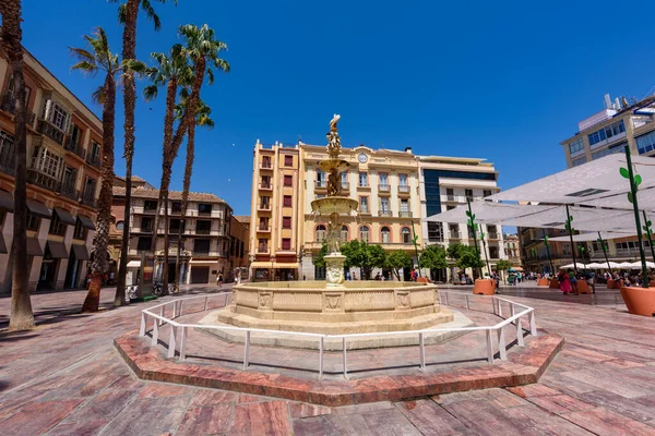 Malaga, İspanya - 06 Ağustos 2024: Mlaga şehrinin ana meydanı (Plaza de la Constitucion). 