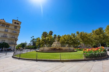 Seville, İspanya - 01 Ağustos 2024: Seville, İspanya 'da Puerta de Jerez Meydanı' ndaki Hispalis Çeşmesi. 