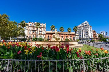 Seville, İspanya - 01 Ağustos 2024: Seville, İspanya 'da Puerta de Jerez Meydanı' ndaki Hispalis Çeşmesi. 