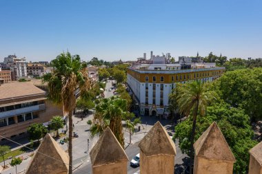 Seville, İspanya - 01 Ağustos 2024: Seville, İspanya 'nın eski kentinin sokaklarında yürümek.