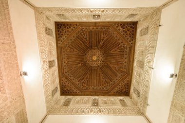 Sevilla, İspanya - 01 Ağustos 2024: Çatı penceresine bakan Alcazar Sarayı avlusunun soyut görüntüsü