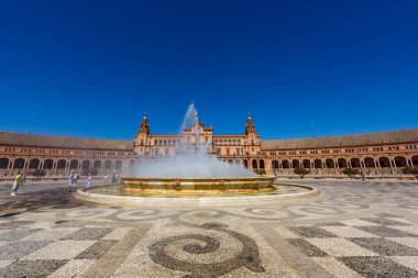 Sevilla, İspanya - 01 Ağustos 2024: Seville 'deki Parque de Mara Luisa' da 1928 'de inşa edilen ünlü Plaza de Espaa, mimari unsurların bir karışımı..