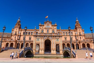 Sevilla, İspanya - 01 Ağustos 2024: Seville 'deki Parque de Mara Luisa' da 1928 'de inşa edilen ünlü Plaza de Espaa, mimari unsurların bir karışımı..
