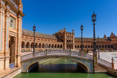Sevilla, İspanya - 01 Ağustos 2024: Seville 'deki Parque de Mara Luisa' da 1928 'de inşa edilen ünlü Plaza de Espaa, mimari unsurların bir karışımı..