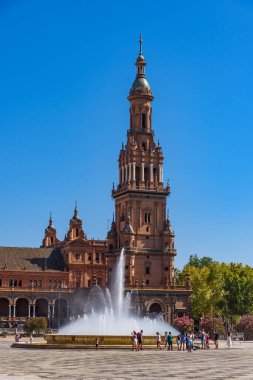 Sevilla, İspanya - 01 Ağustos 2024: Seville 'deki Parque de Mara Luisa' da 1928 'de inşa edilen ünlü Plaza de Espaa, mimari unsurların bir karışımı..
