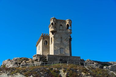 Tarifa, İspanya - 3 Ağustos 2024: Santa Catalina Şatosu, Santa Catalina, Tarifa, İspanya, Endülüs 'te bulunan eski ortaçağ inziva kalıntıları. Tarifa Sığınakları