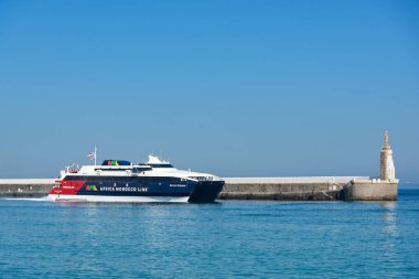 Tarifa, İspanya - 03 Ağustos 2024: Punta del Santo Gözlem güvertesinde. İspanya 'dan Fas' a seyahat için turist teknesi.
