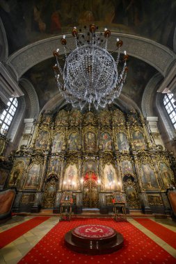 Novi Sad, Sırbistan - 22 Kasım 2025: Sırbistan 'ın Novi Sad kentindeki ortodoks kilisesinde eski freskler.