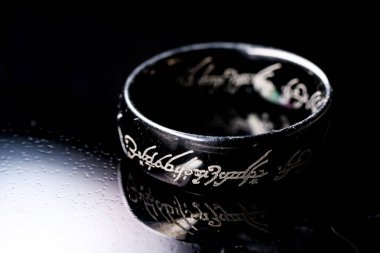 Novi Sad, Sırbistan - 03 Aralık 2025: Yüzüklerin Efendisi filmlerindeki yüzük. Yüzüklerin Efendisi 'nin Yüzük Yüzüğünün Yüzüğü