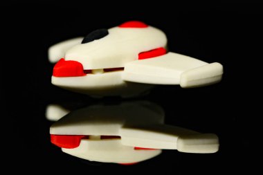 Uzay mekiği şeklinde sentetik bir silgi.