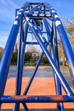 Novi Sad, Sırbistan - 09 Aralık 2025: Novi Sad 'da açık basketbol sahası