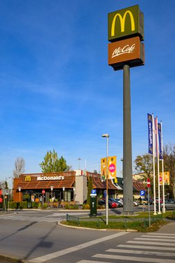 Novi Sad, Sırbistan - 09 Aralık 2025: Novi Sad, Sırbistan 'daki McDonald ve McCafe Restoranı.