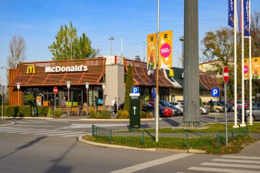 Novi Sad, Sırbistan - 09 Aralık 2025: Novi Sad, Sırbistan 'daki McDonald ve McCafe Restoranı.