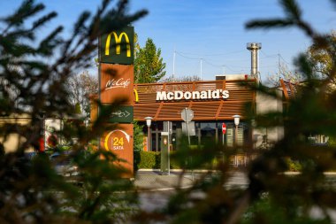 Novi Sad, Sırbistan - 09 Aralık 2025: Novi Sad, Sırbistan 'daki McDonald ve McCafe Restoranı.