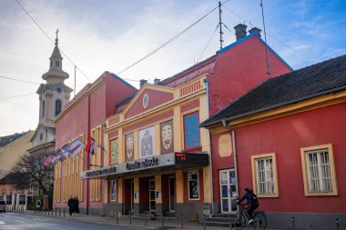 Novi Sad, Sırbistan - Decmber 09, 2025: Novi Sad Tiyatrosu (Sırpça: Novosadsko pozorite; Macarca: jvidki Sznhz) Sırbistan 'da küçük bir Macarca tiyatro..